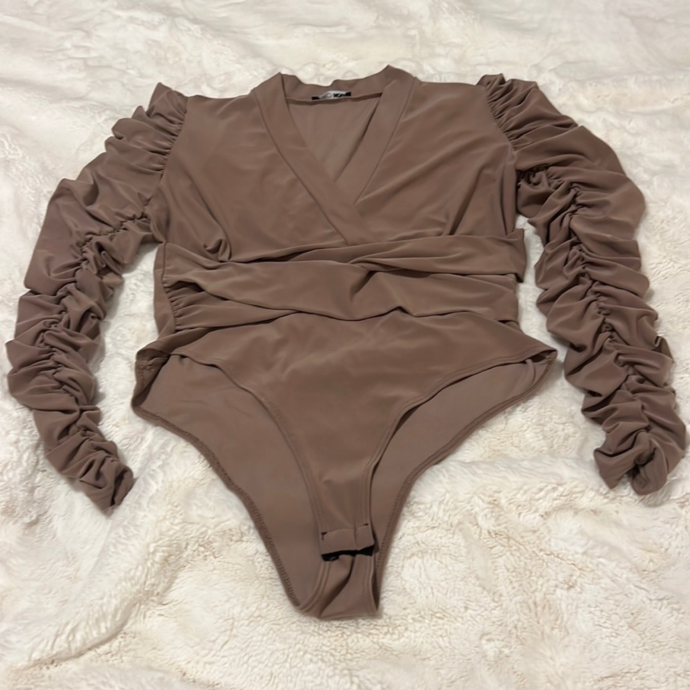 Fashion nova long sleeve ruched sleeve body suit size L